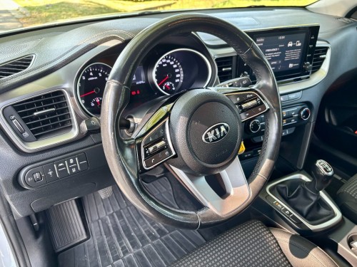 kia_ceed_bila_16_.jpeg