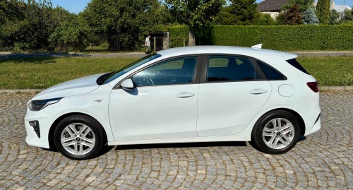 kia_ceed_bila_2_.jpeg