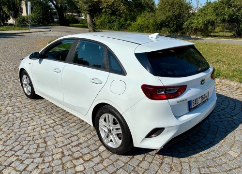 kia_ceed_bila_3_.jpeg