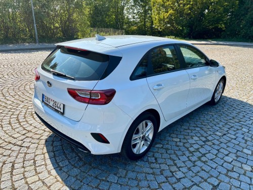 kia_ceed_bila_4_.jpeg
