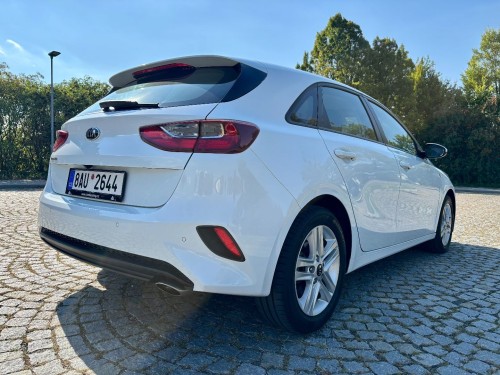 kia_ceed_bila_9_.jpeg